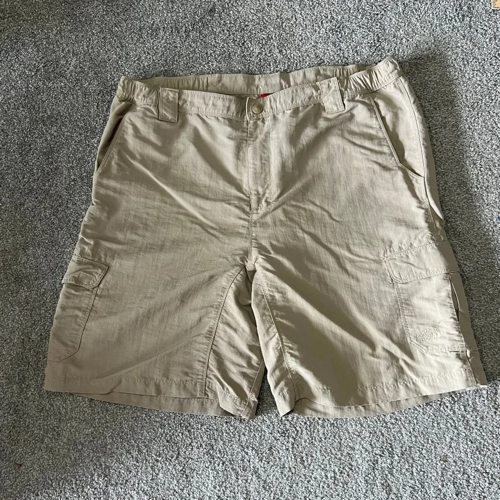 The North Face cargo shorts mens XL‎ tan khaki outdoor hiking casual camping